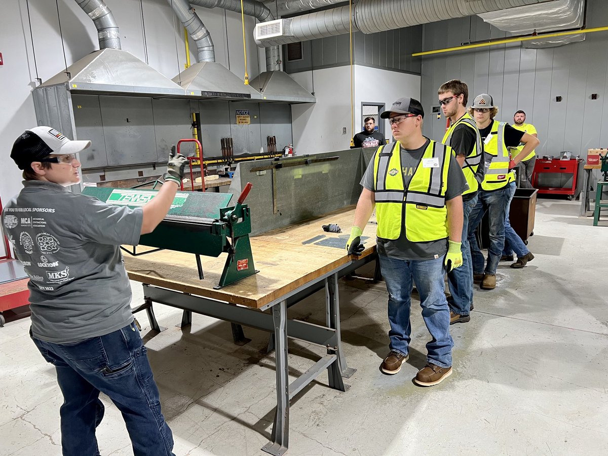 SMACNA's tweet photo. Over 30 rising high school seniors and recent graduates from throughout the Kansas City metropolitan area took part in the Heavy Metal Summer Experience. During the three day session, attendees had a chance to learn more about a career in the skilled trades. https://t.co/3BYzyZmWTI