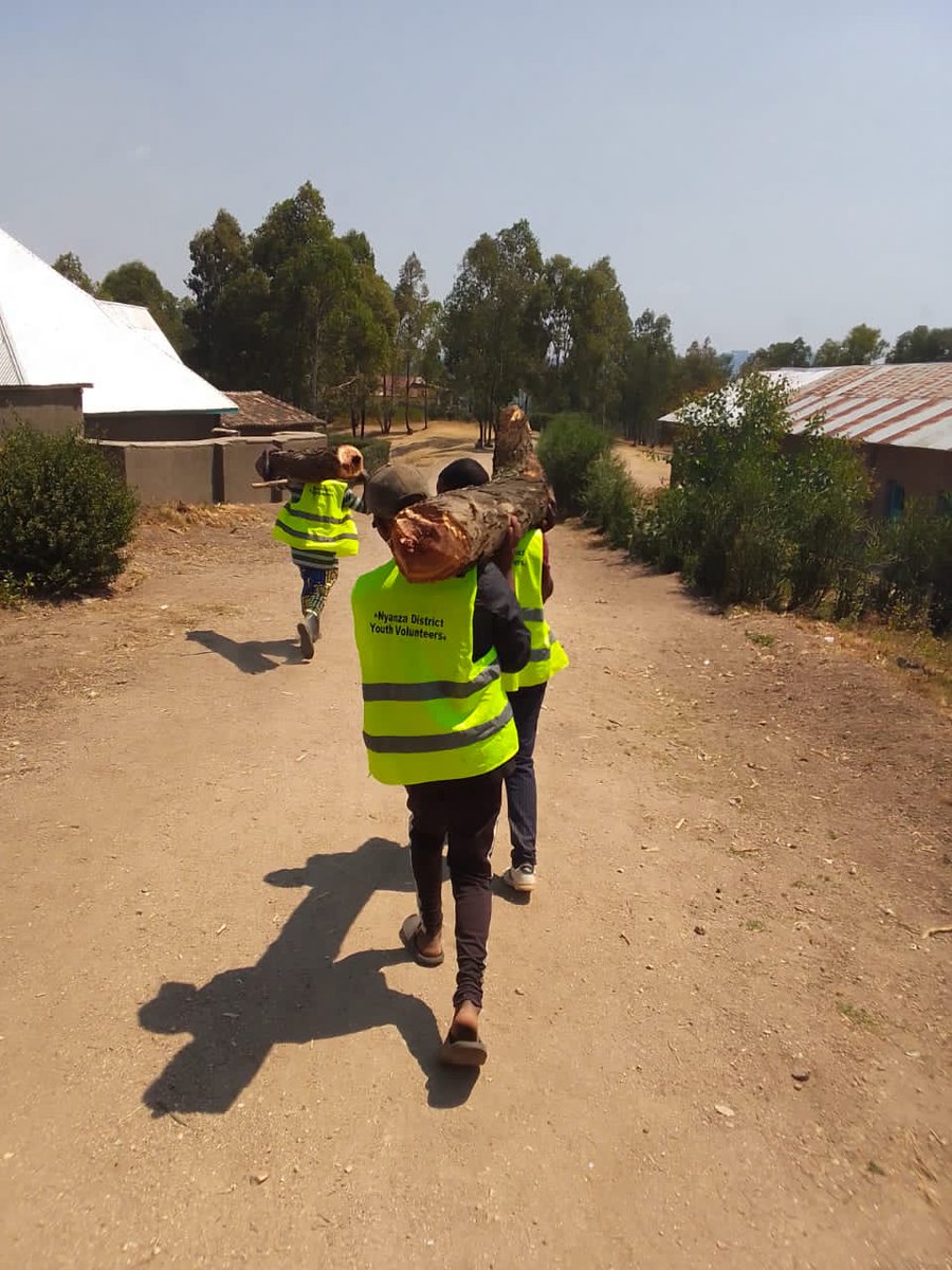 nycnyanza's tweet photo. @Nyanzadistrict Urubyiruko rwo mu @SectorMuyira, akagali  ka Gati,uyu munsi rwakoze #umuganda wo kubaka ubwiherero no kubumbira amatafari 117 umwe mu rubyiruko rubana n'ubumuga. @RwandaSouth  @MiniYouthRwanda @RwandaYouth @RwandaHealth https://t.co/aUujMc4UX7