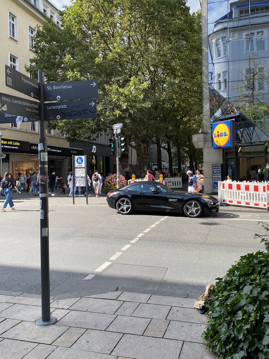 Giuseppe Rondinella (@g_rondinella) on Twitter photo - Auf dem Fahrradweg
- Auf der Ampel-Überquerung
- Entgegen der Fahrtrichtung
Aber er hat den Warnblinker an, dann ist ok. 👌🏻
<a href="/Stadt_Wiesbaden/">Landeshauptstadt Wiesbaden</a> #wiesbaden - Auf dem Fahrradweg
- Auf der Ampel-Überquerung
- Entgegen der Fahrtrichtung
Aber er hat den Warnblinker an, dann ist ok. 👌🏻
<a href="/Stadt_Wiesbaden/">Landeshauptstadt Wiesbaden</a> #wiesbaden