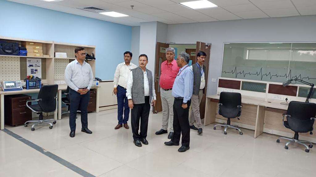 STPILucknow's tweet photo. @GoI_MeitY @arvindtw @alkesh12sharma @stpiindia @DeveshTyagii @prvdwivedi @STPINoida Secretary @GoI_MeitY Sh. Alkesh Kumar Sharma visited the #MedTechCoE facility along with #MediElectronics and #IoT lab at SGPGI Lucknow.@alkesh12sharma @arvindtw @stpiindia @purnmoon https://t.co/7v648j8CFA