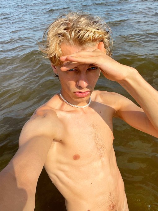 I heard there&rsquo;s a sea monster do you see it?? 🦕🍆 https://t.co/8DCrPjlY7V