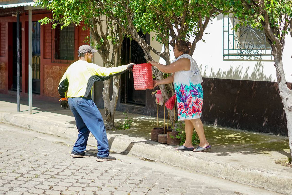 AlcaldiaSN_'s tweet photo. ¡Apoyando a #Nahulingo!
El tren de aseo de Sonsonate ya se encuentra realizando una ruta de colección en las principales calles de #Nahulingo, apoyando a los vecinos a mantener una ciudad limpia, como parte de los esfuerzos de cooperación entre las alcaldía de Sonsonate Centro. https://t.co/cuzKlvf0jU