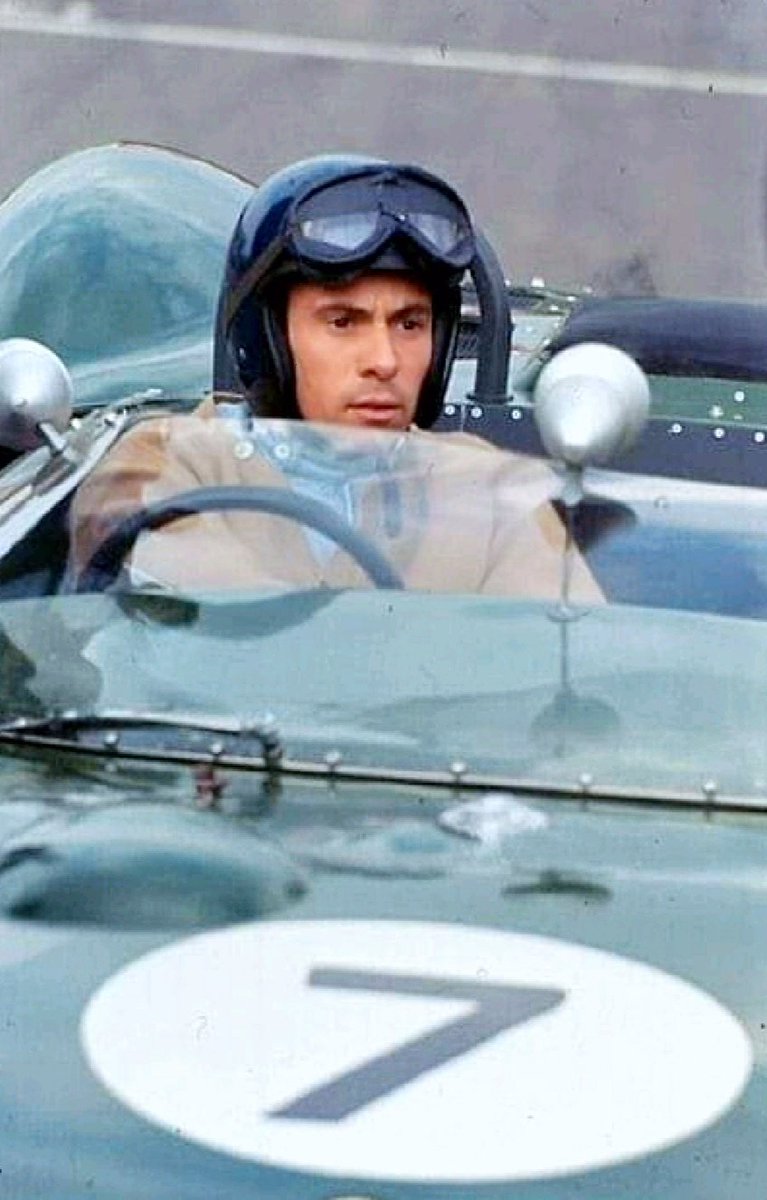 Jim Clark 🏴󠁧󠁢󠁳󠁣󠁴󠁿
Helmet, goggles and his brown jumper.
#ClassicCars