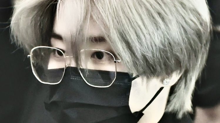 eww_peopIe's tweet photo. #minsung 🔞 au, где минхо залипает на работника, вечно раздражающего своей идеальностью. а работник тем временем бьет тату в собственной студии и вне офиса носит наглую ухмылку. или ау об уставшем коллекционере дисков, дерзком тату-мастере и странных совпадениях. https://t.co/CBwYgANkWf