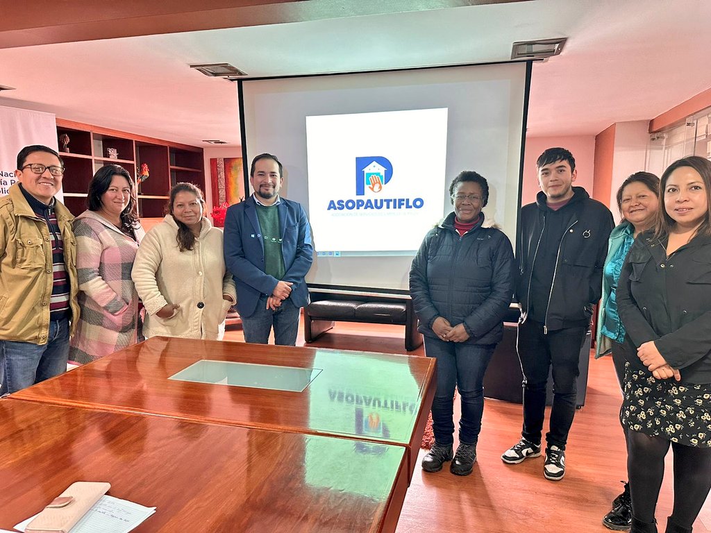 📍 #Azuay | Como parte del Proyecto "Fortaleciendo las #OEPS" desarrollado con la <a href="/udecuenca/">UCuenca</a>, nuestro equipo técnico zonal 6 y la Escuela de Artes trabajan en el manual de identidad corporativa de la asociación "Asopautiflo", ubicada en el cantón Paute.

#NuestroTrabajoContinúa