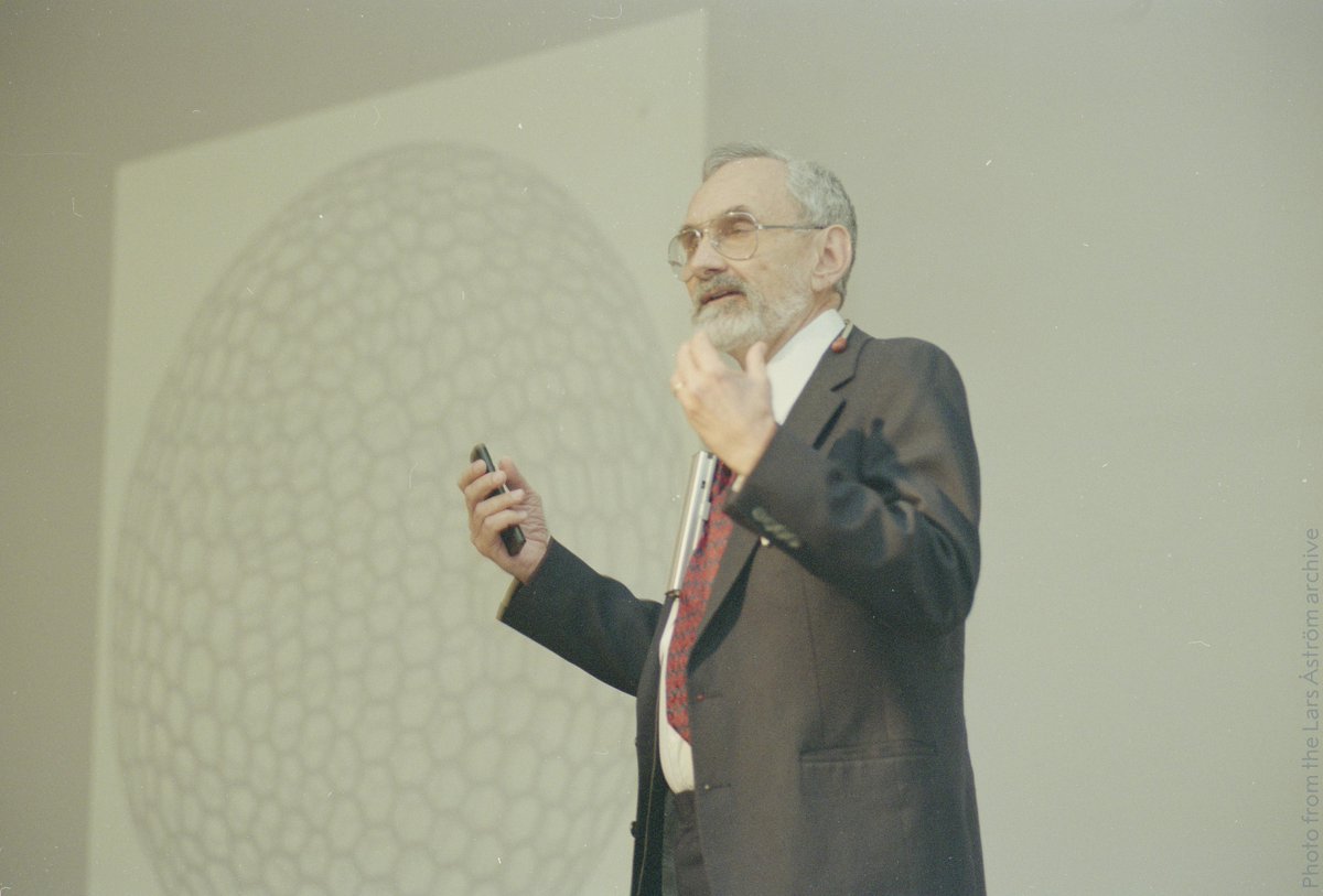 "When I was nine years old, my parents gave me a chemistry set. Within a week, I had decided to become a chemist and never wavered from that choice." 

Remembering 1996 chemistry laureate Robert Curl. Read his life story: bit.ly/2On128N