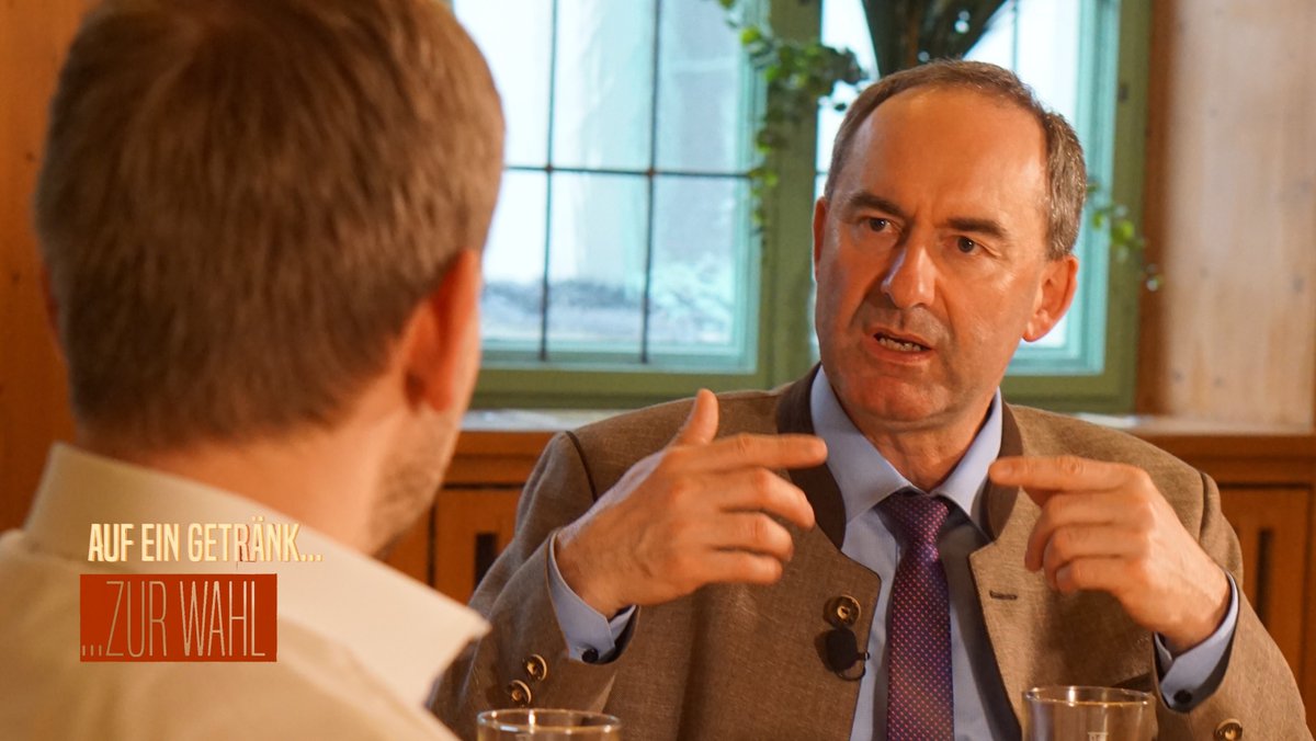 „Ein Getränk zur Wahl“ - heute mit Staatsminister <a href="/HubertAiwanger/">Hubert Aiwanger</a> im Gespräch mit Stefan Gerstl, KLJB-Landesvorsitzender a.D. 🎬 - Drehtermin war Ende April - Nächste Woche <a href="/KathaSchulze/">Katharina Schulze</a>  &amp; <a href="/LudwigHartmann/">Ludwig Hartmann</a>🤝🏻 #wahlzeit #ltwby23 youtu.be/2grUvxi27Lg