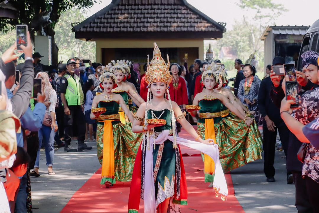 KEDIRI | 19 Juli 2023

Mugi-mugi wiwitan taun anyar ing wulan Suro menika, panjenengan pinaringan luwih kathah kesempatan tumuju kamakmuran lan kemajuan. Sugeng warsa enggal.
.
Repost @deryanbrilian_
_
#visitpare 
#pare #visitpare #kampunginggris #kampunginggrispare
