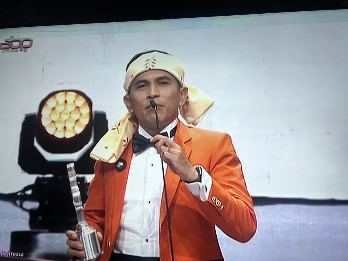AkeemSharyzal's tweet photo. Yang paling kita tunggu Bell Ngasri menang, dia tak pernah dapat award gais 😭👍🏻 https://t.co/tu6XoK4Qzx