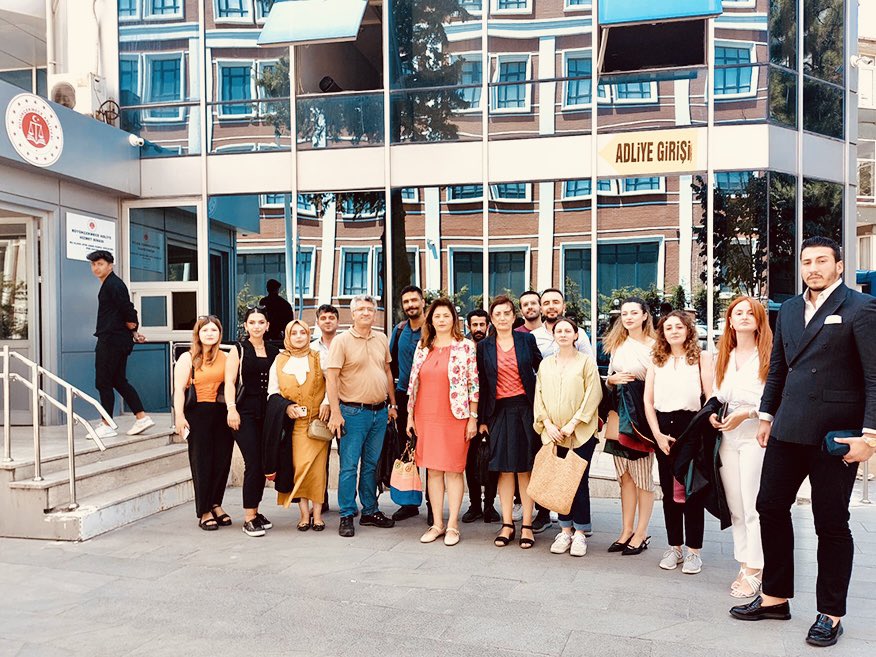 istbarosu's tweet photo. Saldırıya Uğrayan Meslektaşımızın Yanındayız

Kadın stajyer avukat meslektaşımız dün gece Esenyurt’ta görev yaptığı bir sitede canavarca hisle ve eziyet çektirilerek kasten öldürmeye teşebbüs suçuna (TCK m.82/1b) maruz kalmıştır. 
İstanbul Barosu Başkanı Av. Filiz Saraç meslektaşımız ile konuşarak geçmiş olsun dileklerini iletmiş, ayrıca İstanbul Barosu Kadın Hakları Merkezi’nden Sorumlu Yönetim Kurulu Üyesi Av. Bahar Ünlüer Öztürk, İstanbul Barosu Avukat Hakları Merkezi (AHM) Avukatı Mustafa Özalp, Av. İdris Dağkesen ile birlikte Büyükçekmece Adliyesi’ne giderek Cumhuriyet Başsavcısı ile görüşmüştür.

Başkan Av. Filiz Saraç, meslektaşımıza desteğe gelen avukatlarla da görüşerek geçmiş olsun dileklerini iletmiştir.

Meslektaşımıza yapılan saldırıyı kınıyoruz. Sorgu hakimliğince şüphelinin tutuklanmış olmasını da olumlu bir gelişme olarak karşıladığımızı belirtiriz.
İstanbul Barosu olarak bu saldırıyı gerçekleştiren şüphelinin en ağır cezaya çarptırılana kadar olayın takipçisi olacağımızı kamuoyuna saygıyla bildiririz. İSTANBUL BAROSU

https://t.co/Vz3qwREn0k