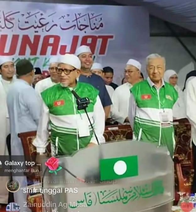 mynewshub's tweet photo. Mahathir pakai baju PAS....betul2 punya akhir zaman.... https://t.co/s1nGaz1aY6