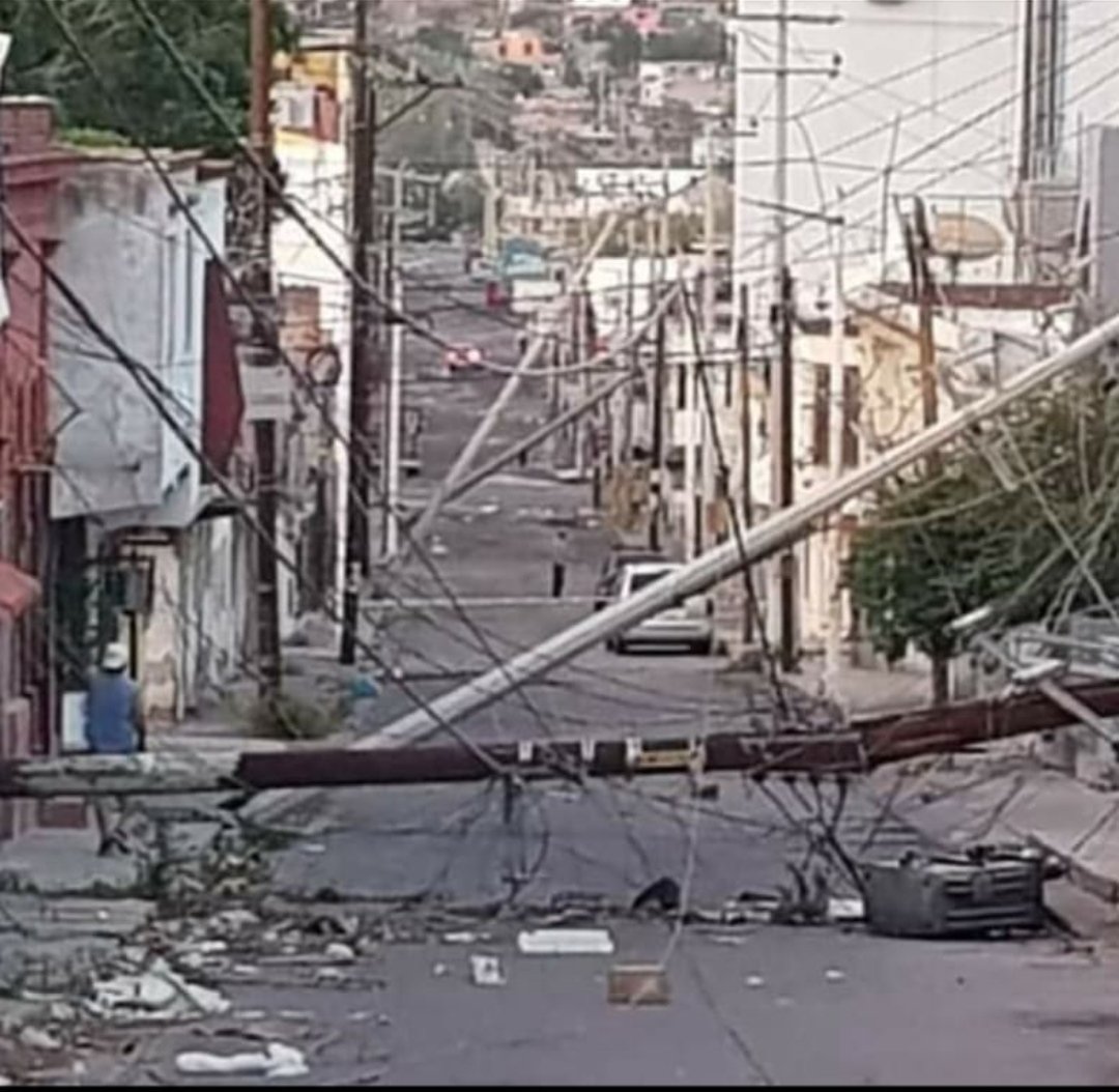 borderlineason's tweet photo. Los vientos de ayer en #Guaymas y #Empalme fueron de 101 kph, la fuerza de una tormenta tropical, y duraron 80 minutos; por eso tanta destrucción, aunque la lluvia fue de 5mm. Hay muchos sectores sin energía eléctrica y otros daños. Gracias a Dios no hubo heridos o muertos. https://t.co/CDPRegBr4i