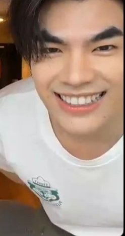 15sMILEforMP's tweet photo. Kinda late but i took this on p'pond live. Idk but Mile eyebrows look so perfect like the curve and im dying😭💀

@milephakphum #milephakphum 
#GreenyRose https://t.co/nthZyvDEG7