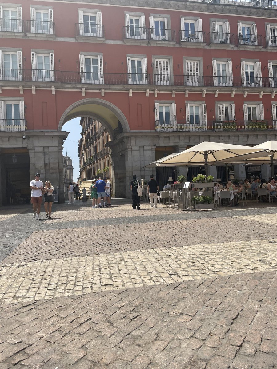 SHINeeFiveBR's tweet photo. [FOTO] 21.07.2023 - #Taemin foi visto passeando por Madrid com o manager #Euisoo 

[Créditos: svleima | cheftaemin] https://t.co/72KH6TYHsS