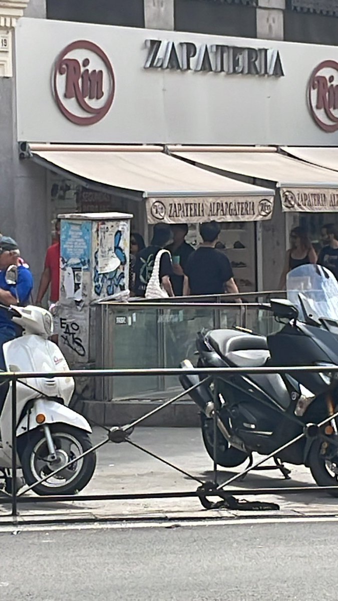 SHINeeFiveBR's tweet photo. [FOTO] 21.07.2023 - #Taemin foi visto passeando por Madrid com o manager #Euisoo 

[Créditos: svleima | cheftaemin] https://t.co/72KH6TYHsS