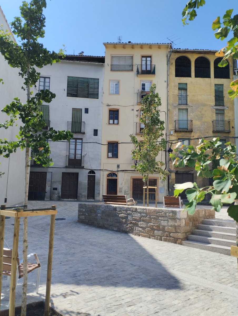 bergadrak's tweet photo. Al meu pare li hagués agradat com s'ha transformat el Carrer de l'Harmonia. I també a la Lola. I a la Marta. A tots els veïns del carrer que se l'estimàven i ja no hi són. Potser quan sigui fosc, baixaran a passejar i a veure com ha quedat. L'espera ha valgut la pena https://t.co/N1195YT73T