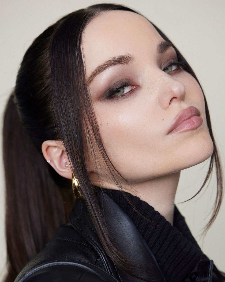 billielover2000's tweet photo. Dove has the perfect fuckdoll face https://t.co/iug9wovO1X