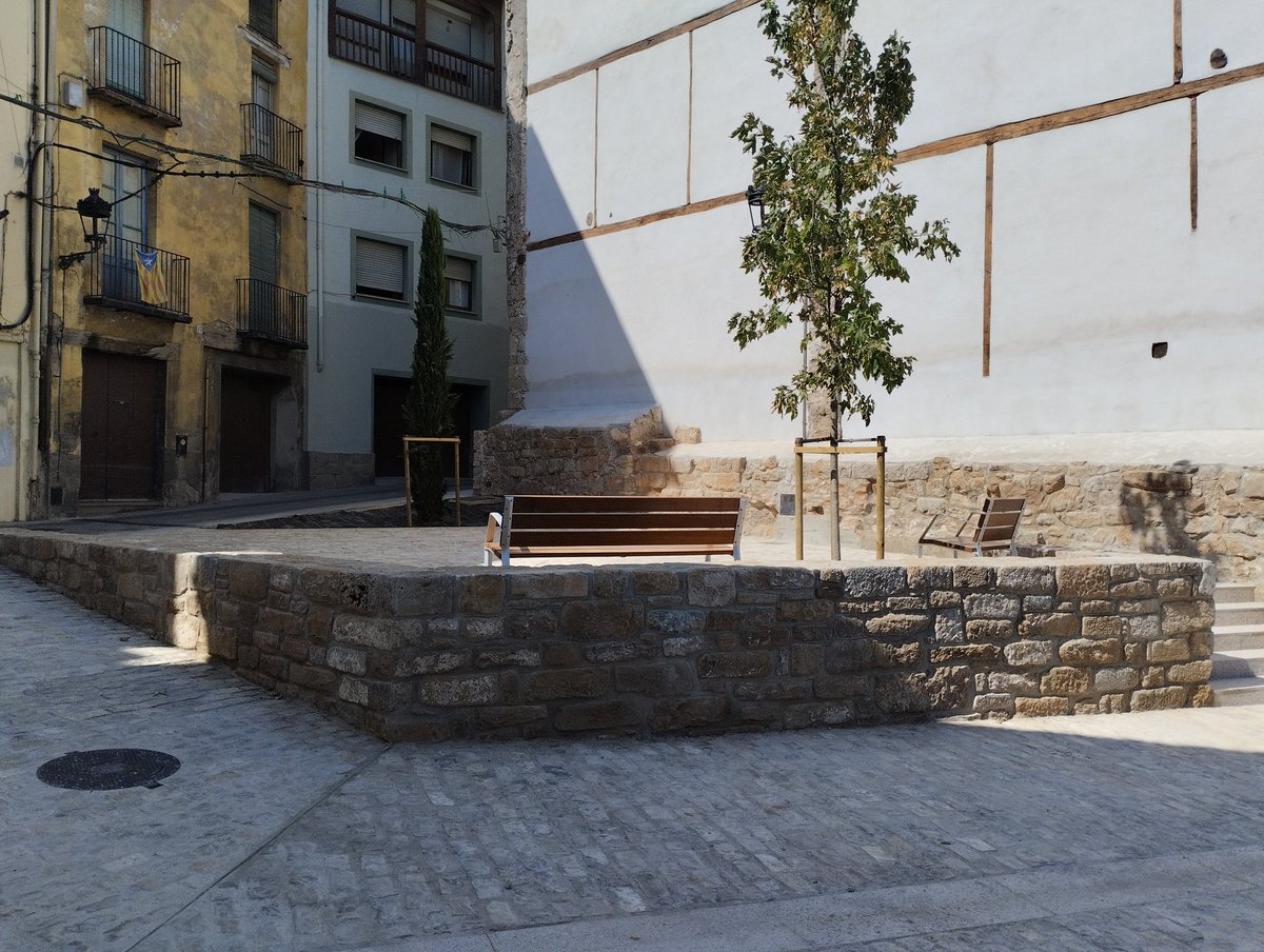 bergadrak's tweet photo. Al meu pare li hagués agradat com s'ha transformat el Carrer de l'Harmonia. I també a la Lola. I a la Marta. A tots els veïns del carrer que se l'estimàven i ja no hi són. Potser quan sigui fosc, baixaran a passejar i a veure com ha quedat. L'espera ha valgut la pena https://t.co/N1195YT73T
