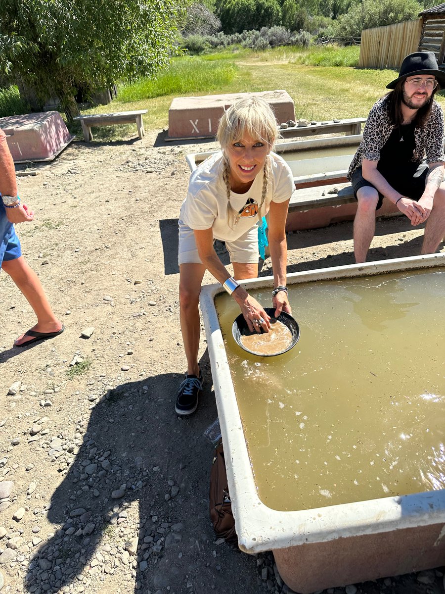 jbelladonna's tweet photo. Photos from our bus ride up to a small ghost town where we got our own tour guide and were able to pan for gold! #joeybelladonna @backstagetours #backstagetours #beyondfrontiers #anthrax #monster #ariat @afflictionclothing #affliction
@hawaiiantropic #hawaiiantropic #Montana https://t.co/m3Q2zms4Df
