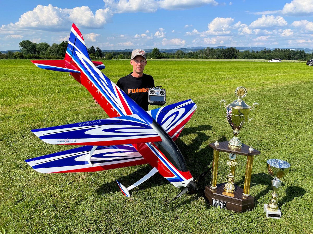 Lassi Nurila radio-ohjattavien lennokkien maailmancupin voittoon

Kälviäläinen Lassi Nurila voitti radio-ohjattavien lennokkien F3A-luokan maailmancupin. Tämä oli Kokkolanseudun RC-lennättäjiä edustavan Nurilan viides kokonaiscupin voitto. Kuva: Kimmo Kaukoranta