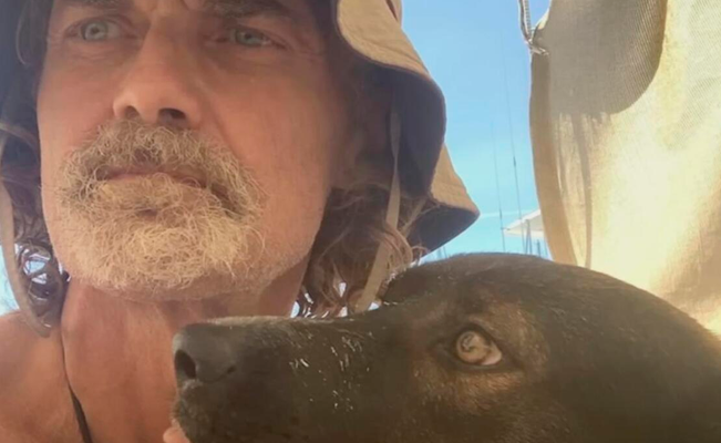 VoxPopuliNoti's tweet photo. Tim #Shaddock, #náufragoaustraliano, se despide de ‘Bella’, su amiga canina tras meses a la deriva

#Bella, la perrita mexicana que acompañó a Tim Shaddock durante su naufragio en el Pacífico, se quedará en #México tras la decisión del australiano de regresar a su país sin ella https://t.co/cYv6kH6DoR