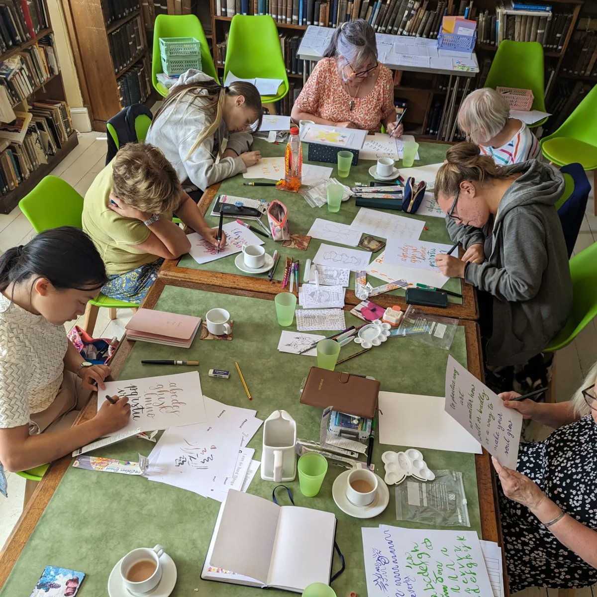 acornishgeek's tweet image. #ad We had fun playing with @penteluk colour brush pens at this afternoon&apos;s workshop. You can use them to letter, colour, blend, and more 😍🤓 They come in a range of colours and they&apos;re just £4.99 each from @undertherowantrees at the mo - use EMMA10 for extra 10% off #affiliate