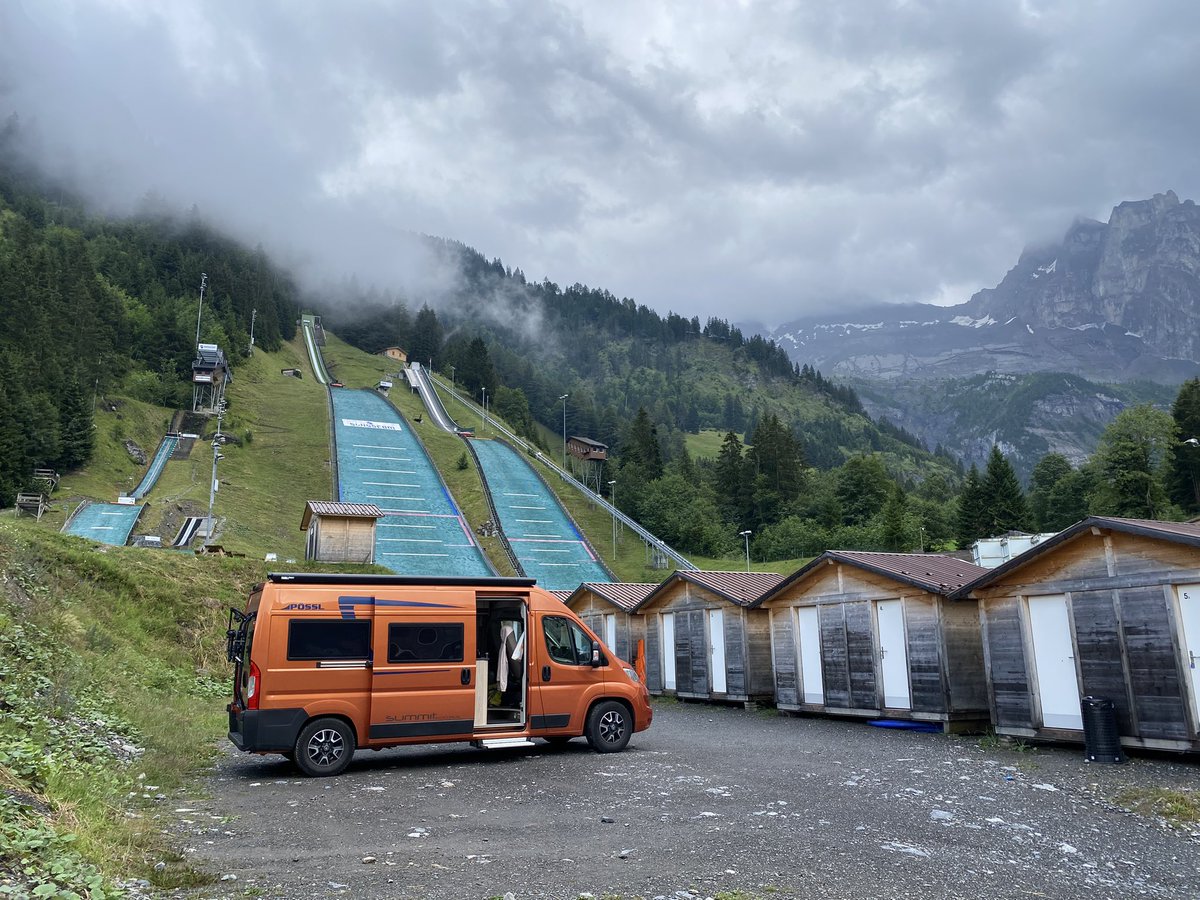 AndreasKlemens's tweet photo. Nun haben wir Italien verlassen und sind mit mehreren Autozügen zum Kandersteg gebracht worden. Hier in der Schweiz fährt man nicht über den Berg sondern durch den Berg 🏔️ https://t.co/f975ASEjf3