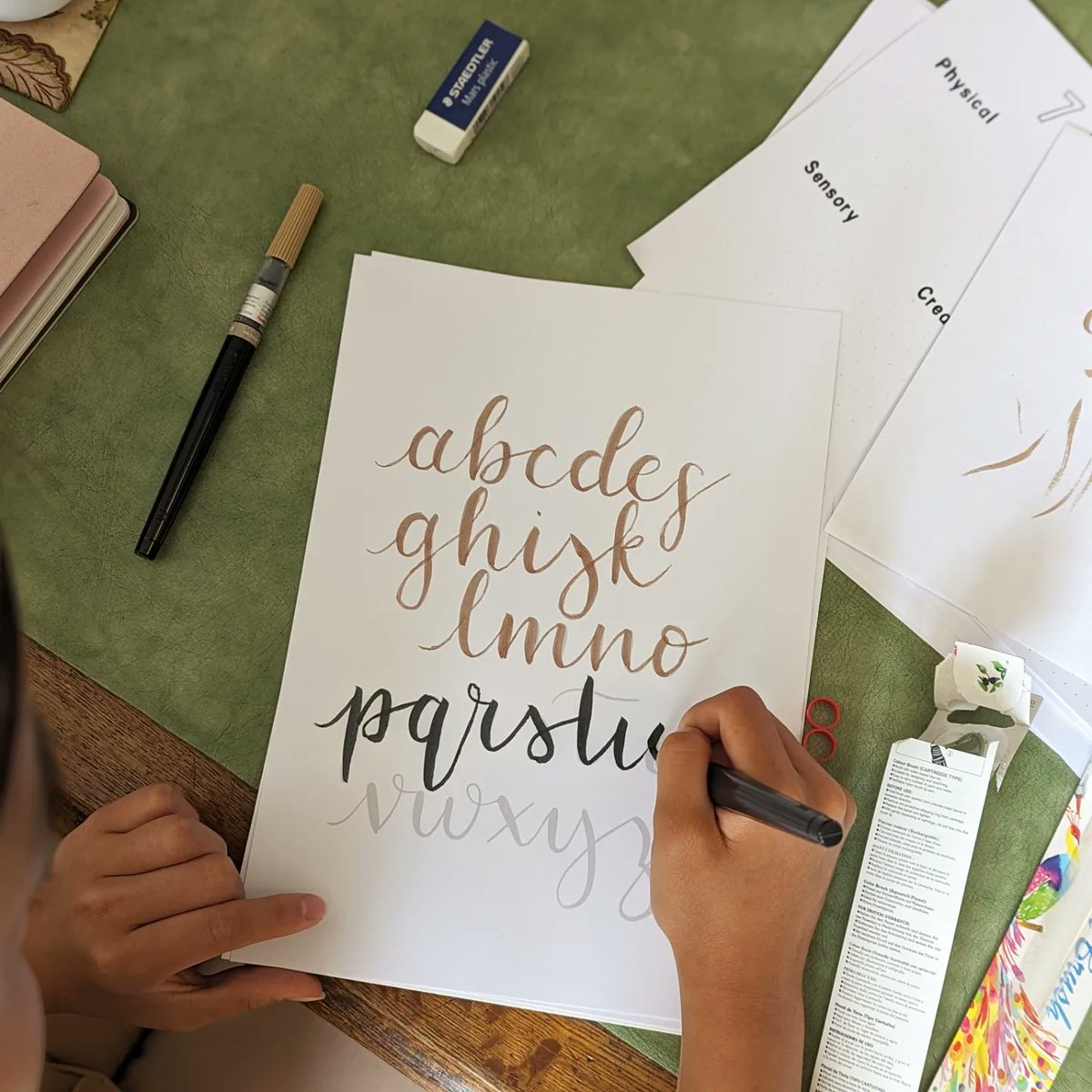 acornishgeek's tweet image. #ad We had fun playing with @penteluk colour brush pens at this afternoon&apos;s workshop. You can use them to letter, colour, blend, and more 😍🤓 They come in a range of colours and they&apos;re just £4.99 each from @undertherowantrees at the mo - use EMMA10 for extra 10% off #affiliate