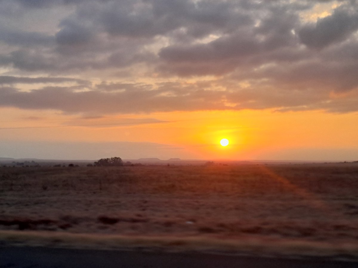 richhills68's tweet photo. Sunset in the #OrangeFreeState tonight. Beautiful #SouthAfrica https://t.co/U4ljhdoVo5