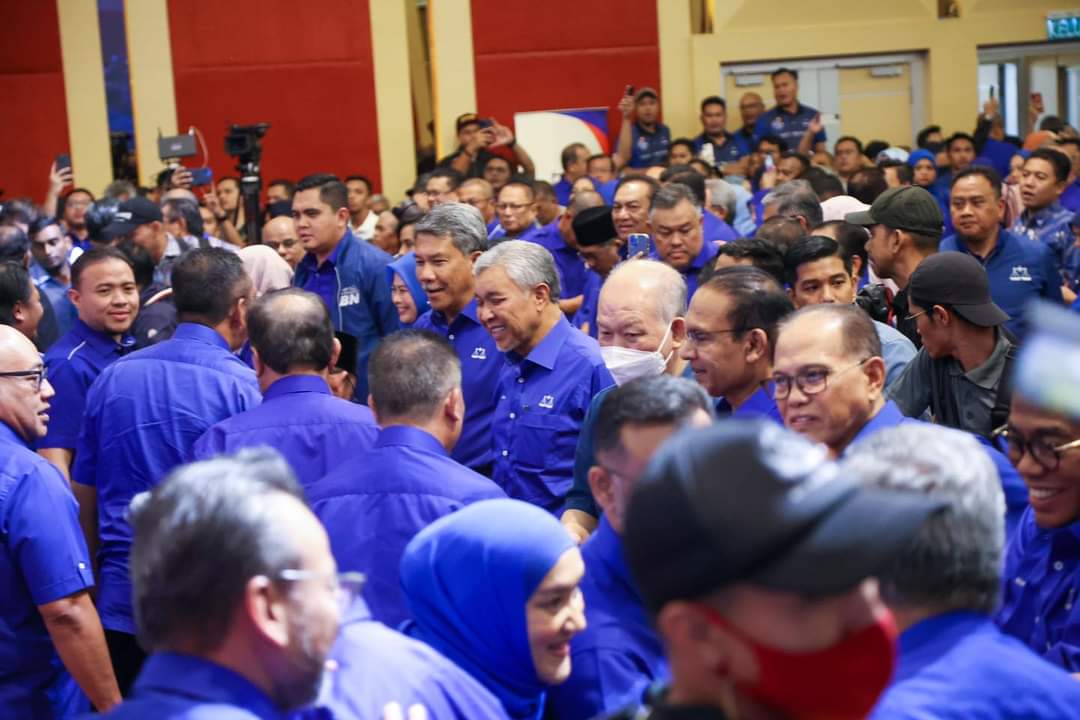 DrZahidHamidi's tweet photo. Saya kongsikan suasana pada Majlis Pengumuman Calon Pilihan Raya Umum Negeri yang telah berlangsung di WTC, Kuala Lumpur sebentar tadi. https://t.co/qC2o2vP8bM
