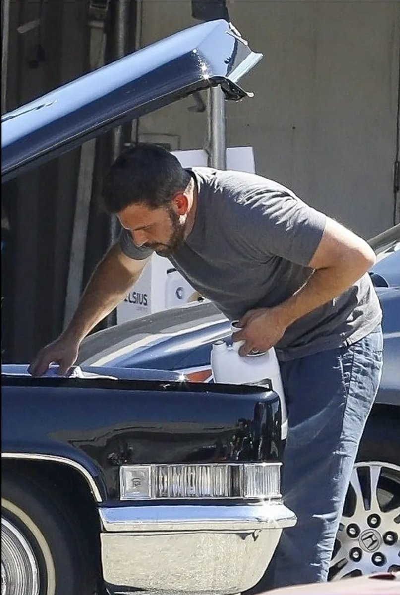 RT @BestAffleck: Ben Affleck fixing his car over the years. https://t.co/Y2ufh6Bi8Q