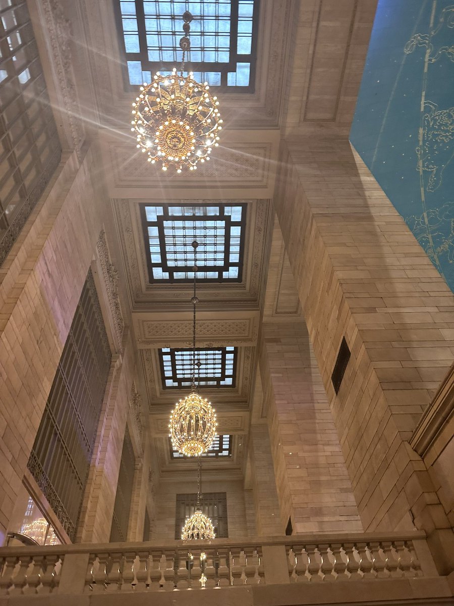 kortkoff's tweet photo. Admiring the aesthetic of grand central terminal. I had always like chandeliers. #randompics #travel #wanderlust #metronorth #NYC https://t.co/eqKGzGWc7h