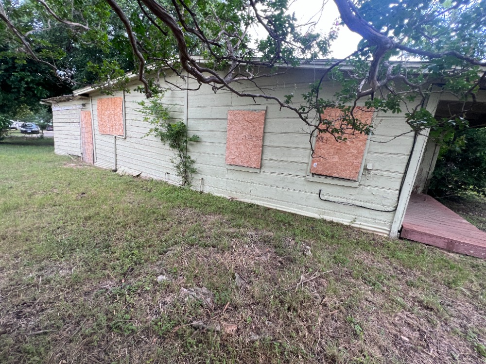 AdamInAustinTX's tweet photo. Big flip in San Marcos! While most of our neighbors are either in the flood zone or with railroad frontage, we are not! Just sold!  #Austinflip #78666 #Austinfixerupper #RealEstateInvesting #FixAndFlip #FlippingHouses #InvestmentProperty #Fixerupper #adaminaustin #adaminaustintx https://t.co/Luo6rgF03w
