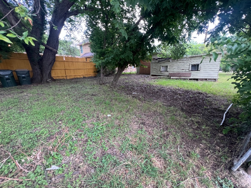 AdamInAustinTX's tweet photo. Big flip in San Marcos! While most of our neighbors are either in the flood zone or with railroad frontage, we are not! Just sold!  #Austinflip #78666 #Austinfixerupper #RealEstateInvesting #FixAndFlip #FlippingHouses #InvestmentProperty #Fixerupper #adaminaustin #adaminaustintx https://t.co/Luo6rgF03w