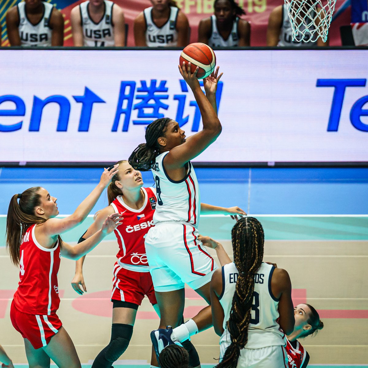 usabjnt's tweet photo. Color us impressed 😱🥳

@JoyceEdwards24  23 PTS  9 REB  2 AST
@HannahHidalgo  16 PTS  5 REB  13 AST
@MaddiewitdaB_  14 PTS  6 REB  4 AST
@kiki_rice0  13 PTS  6 REB  2 AST

🇺🇸 #USABWU19 x #FIBAU19 https://t.co/1Qo31ehVde