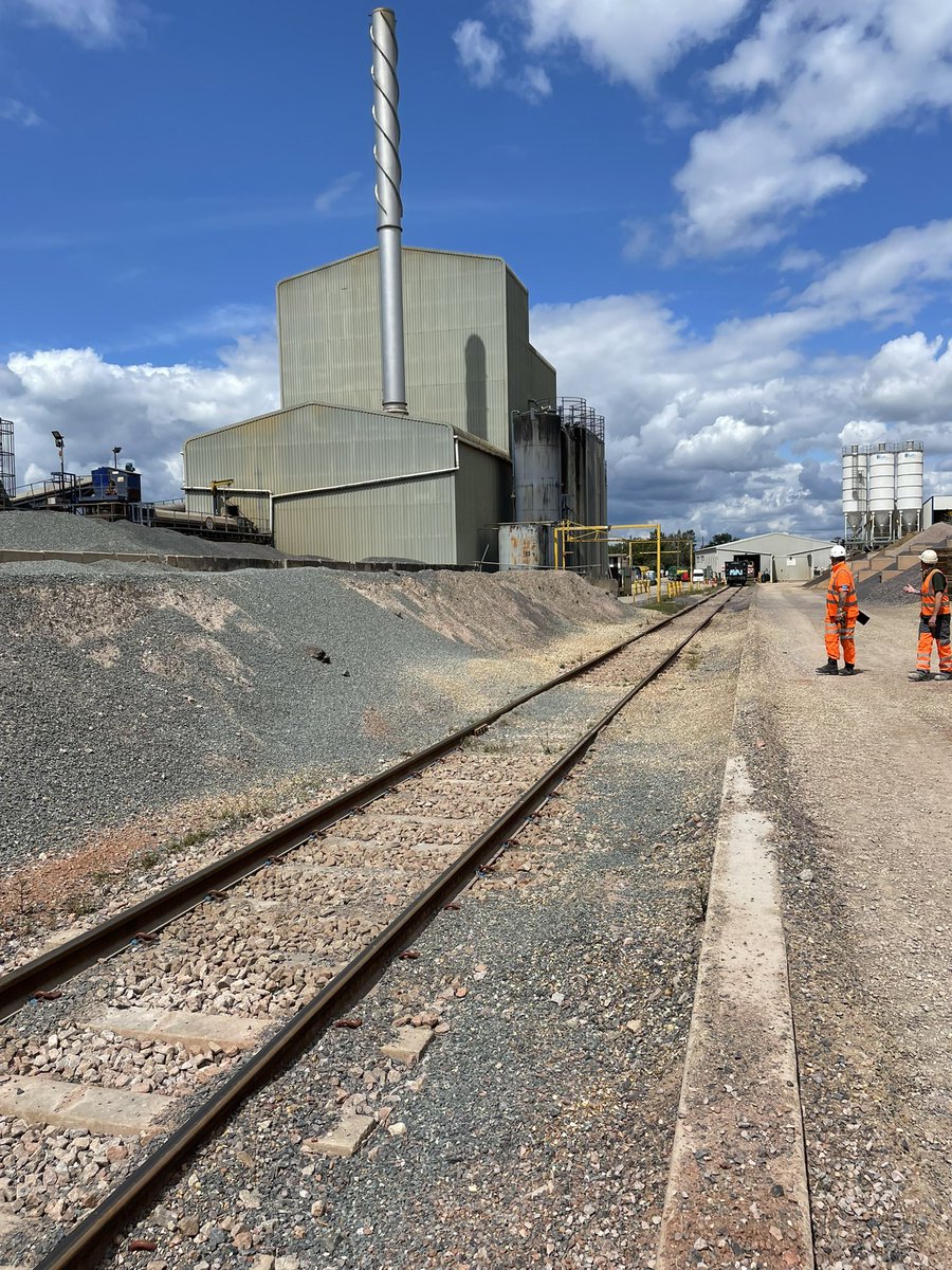 SimonZev's tweet photo. My first full week back at work this week. As well as playing catch up the #FreightTeam did a Joint Safety Tour at Crawley & a more unusual visit to the Middle Sidings at Bournemouth. Lovely to see @SW_Help 444019 in #Progress colours too 🏳️🌈🏳️⚧️
#FreightFriday https://t.co/fUqIsyQHAz