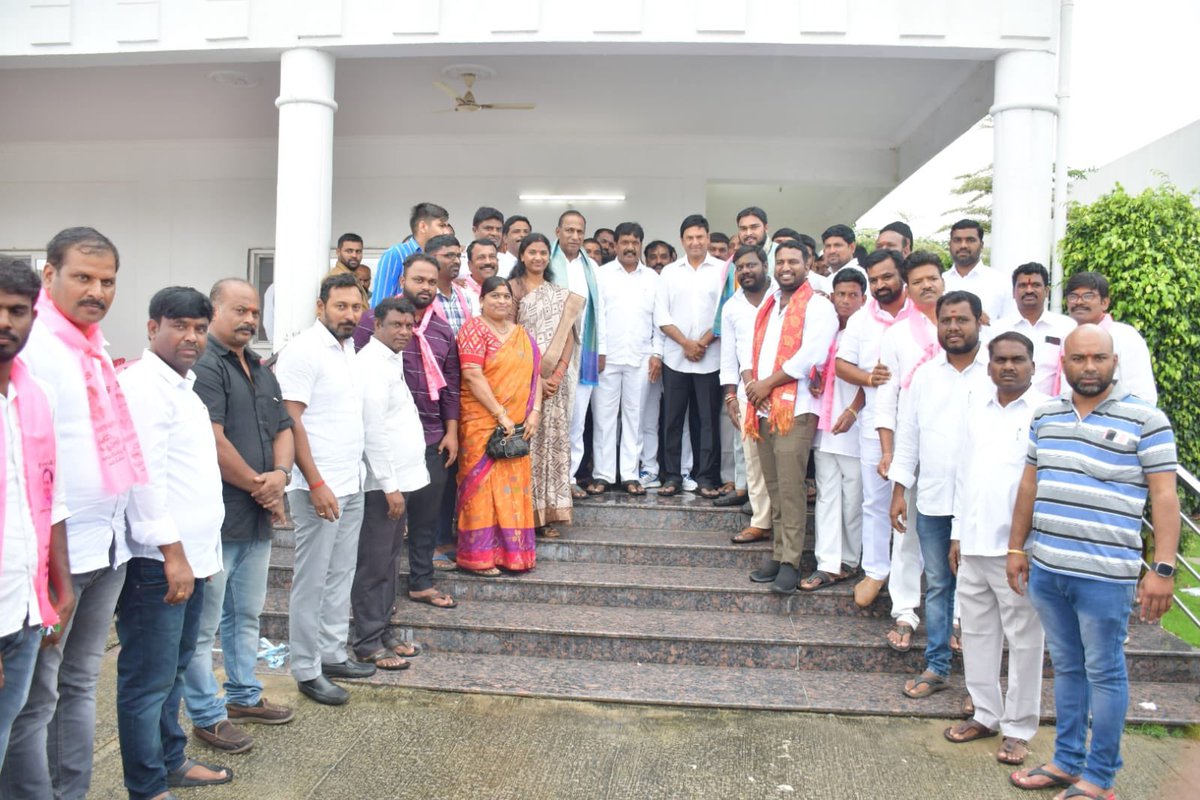 MarriRajasekar's tweet photo. నేడు @BRSparty దుండిగల్ ఆఫీస్ లో జిల్లా అధ్యక్షులు @RajuShambipur అధ్యక్షతన మరియు ముఖ్య అతిథిగా గౌరవ. మంత్రి @chmallareddyMLA గారి అధ్వర్యంలో మేడ్చల్ నియోజకవర్గ పరిధిలో 5 మండలాలకు యువజన విభాగం కమిటీ ఏర్పాటు చేసి వారికి నియామక ఉత్తర్వులు జారీ చేశాము. 

ఈ సందర్భంగా 5 మండలాల యువజన విభాగం కమిటీ అధ్యక్షుడుగా నీరజ్ గౌడ్, ఉపాధ్యక్ష పదవికి రామకృష్ణ,దుర్గం వినయ్ రెడ్డి లను జనరల్ సెక్రటరీగా విజయ్ ముద���రాజ్, సెక్రెటరీ గా సంతోష్ రెడ్డి నియమించడం జరిగింది.