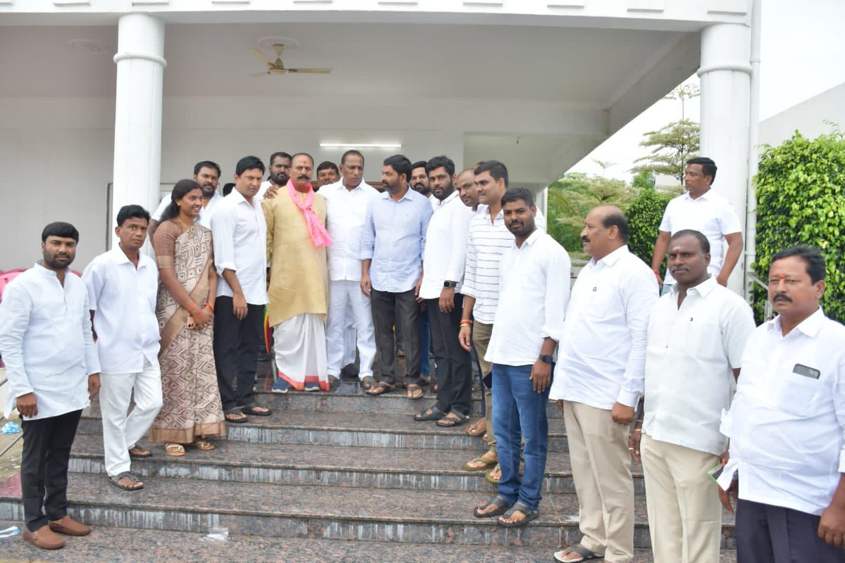 MarriRajasekar's tweet photo. నేడు @BRSparty దుండిగల్ ఆఫీస్ లో జిల్లా అధ్యక్షులు @RajuShambipur అధ్యక్షతన మరియు ముఖ్య అతిథిగా గౌరవ. మంత్రి @chmallareddyMLA గారి అధ్వర్యంలో మేడ్చల్ నియోజకవర్గ పరిధిలో 5 మండలాలకు యువజన విభాగం కమిటీ ఏర్పాటు చేసి వారికి నియామక ఉత్తర్వులు జారీ చేశాము. 

ఈ సందర్భంగా 5 మండలాల యువజన విభాగం కమిటీ అధ్యక్షుడుగా నీరజ్ గౌడ్, ఉపాధ్యక్ష పదవికి రామకృష్ణ,దుర్గం వినయ్ రెడ్డి లను జనరల్ సెక్రటరీగా విజయ్ ముద���రాజ్, సెక్రెటరీ గా సంతోష్ రెడ్డి నియమించడం జరిగింది.