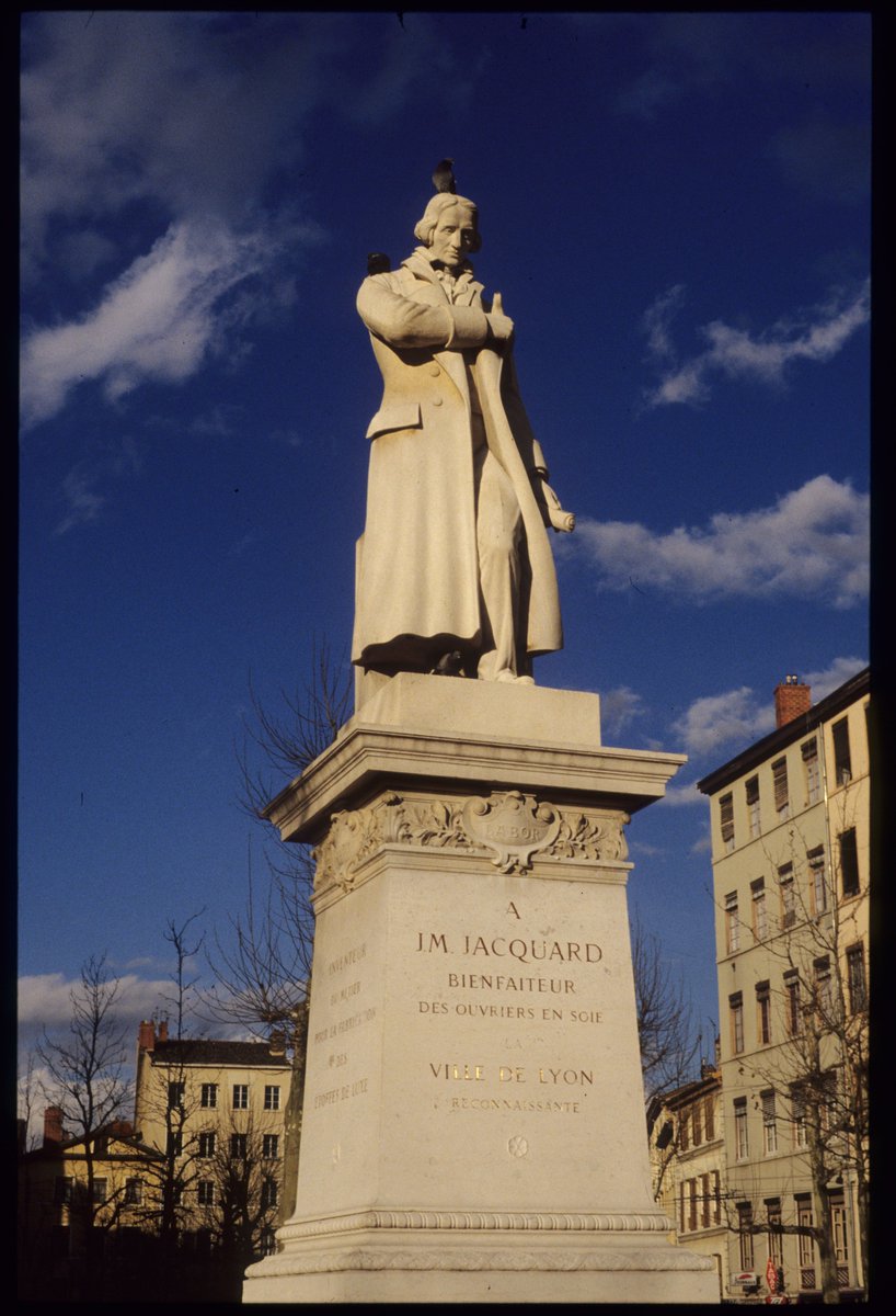 #CeJourLà, 14 mars 1899, le Conseil Municipal prend la décision de retirer le monument à Jacquard, place Sathonay. La statue sera remontée sur un nouveau socle place de la Croix-Rousse en 1900 #JeudiPhoto📷 ⤵️vu.fr/niQn