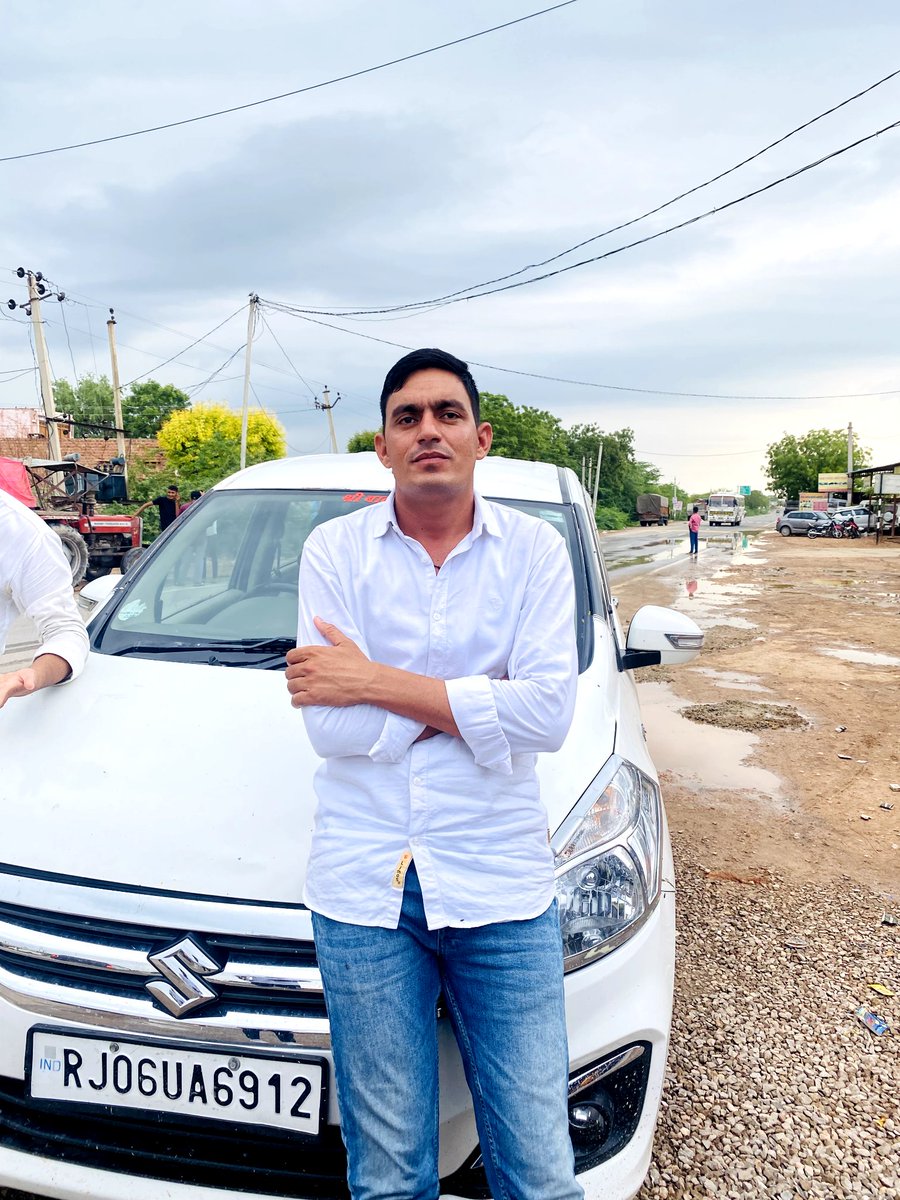 Hanu0811's tweet photo. हम बहुत दूर निकल आए हैं चलते चलते 

अब ठहर जाएँ कहीं शाम के ढलते ढलते। https://t.co/RoVGnyoOrw