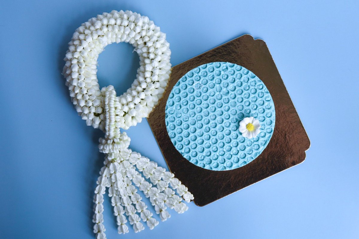 ใครตามหาของขวัญให้คุณแม่อยู่ สั่งได้เลยนะคะ ชีสเค้กน้ำผึ้ง สอดไส้เยลลี่น้ำผึ้งมะนาว มาพร้อมกับพวงมาลัยดอกไม้สด
เพียง 990- Line : <a href="/bakerybymi/">bakerybymi</a> (with @)
#เค้กวันแม่ #ของขวัญวันแม่ #วันแม่ #พวงมาลัย #พวงมาลัยวันแม่ #เค้กวันเกิด #ขนมวันแม่ #อร่อยบอกต่อ