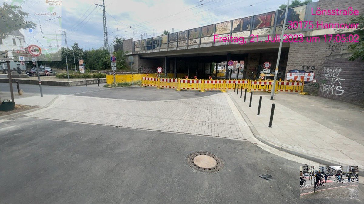 ICESonic6's tweet image. Aber kann ja Besser - Man erkennt den Willen zu #MehrPlatzfürsRad #Fahrradland #Klimaneutral2030 #FahrradEvolution @adfc_h @RS_Rad_Blog @CCitiesOrg #AufsRadAngewiesen @SFahrrad @CritMassHann @RadelnInH @radentscheid #TdV23 #Veloroute  05