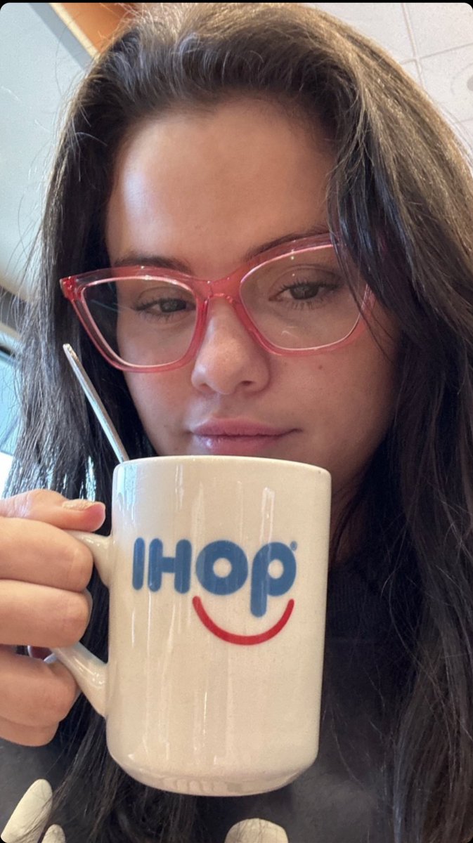 DcsStk's tweet photo. happy birthday my queen🧡 https://t.co/bzTq3oovHQ