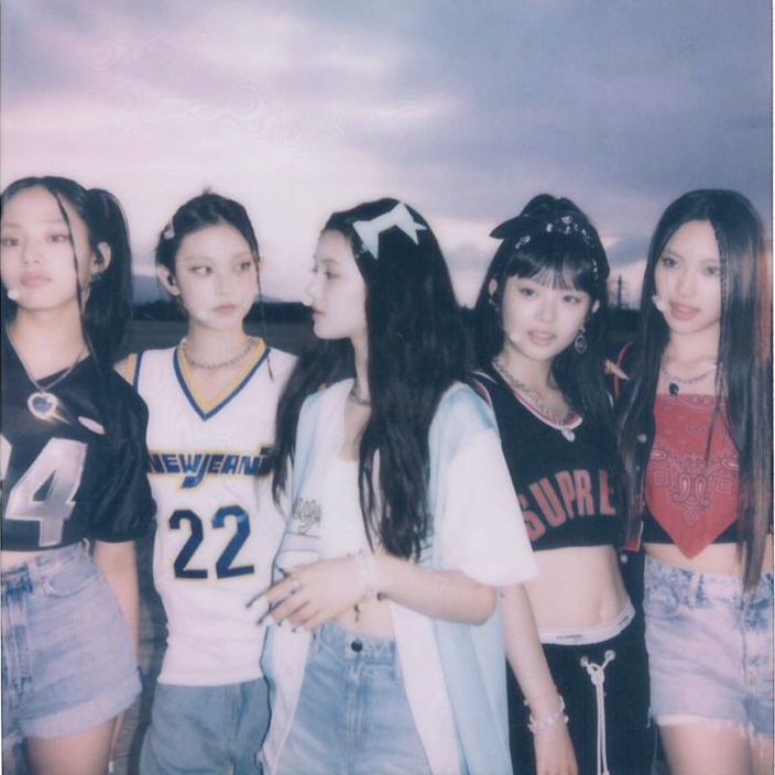 lipiuuuu's tweet photo. @NewJeans_ADOR SELAMAT 1TAHUN GADIS"KUU 🐰🐰🐰🐰🐰💗💗💋💋 https://t.co/tzPxY6AJ6E
