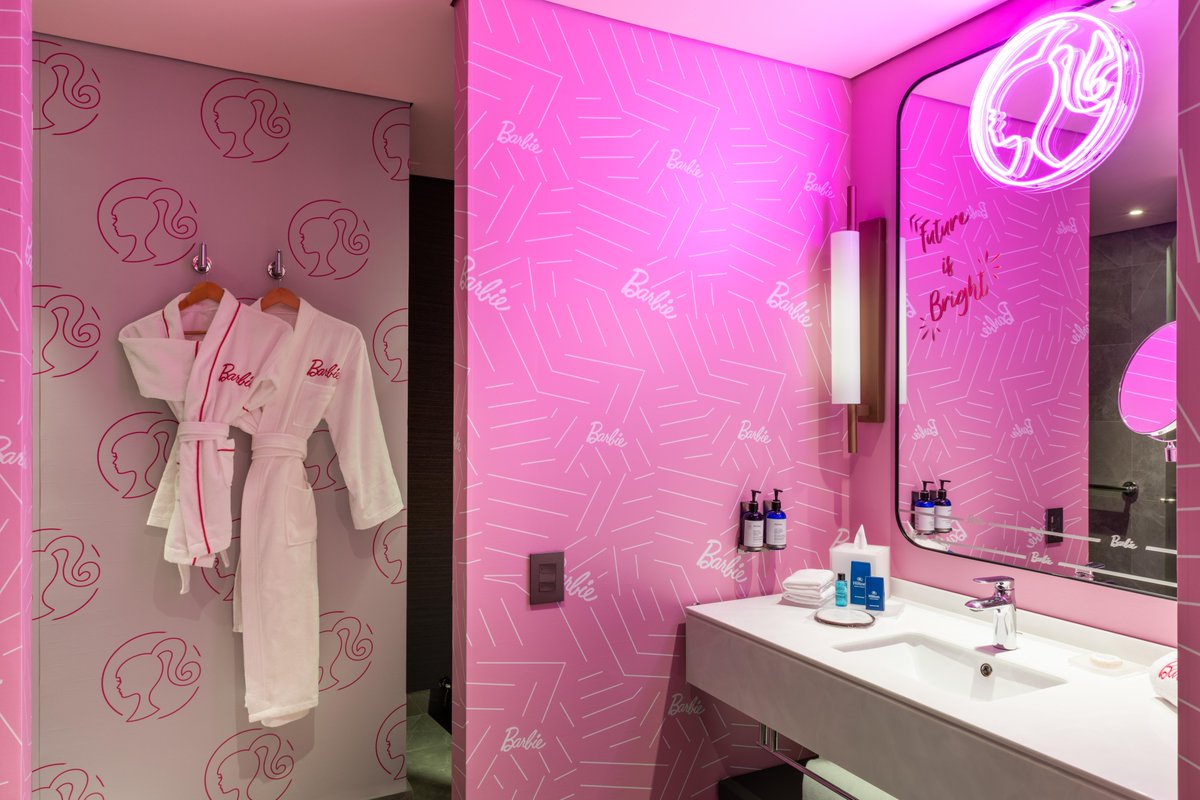 Hilton Hotels tweet media