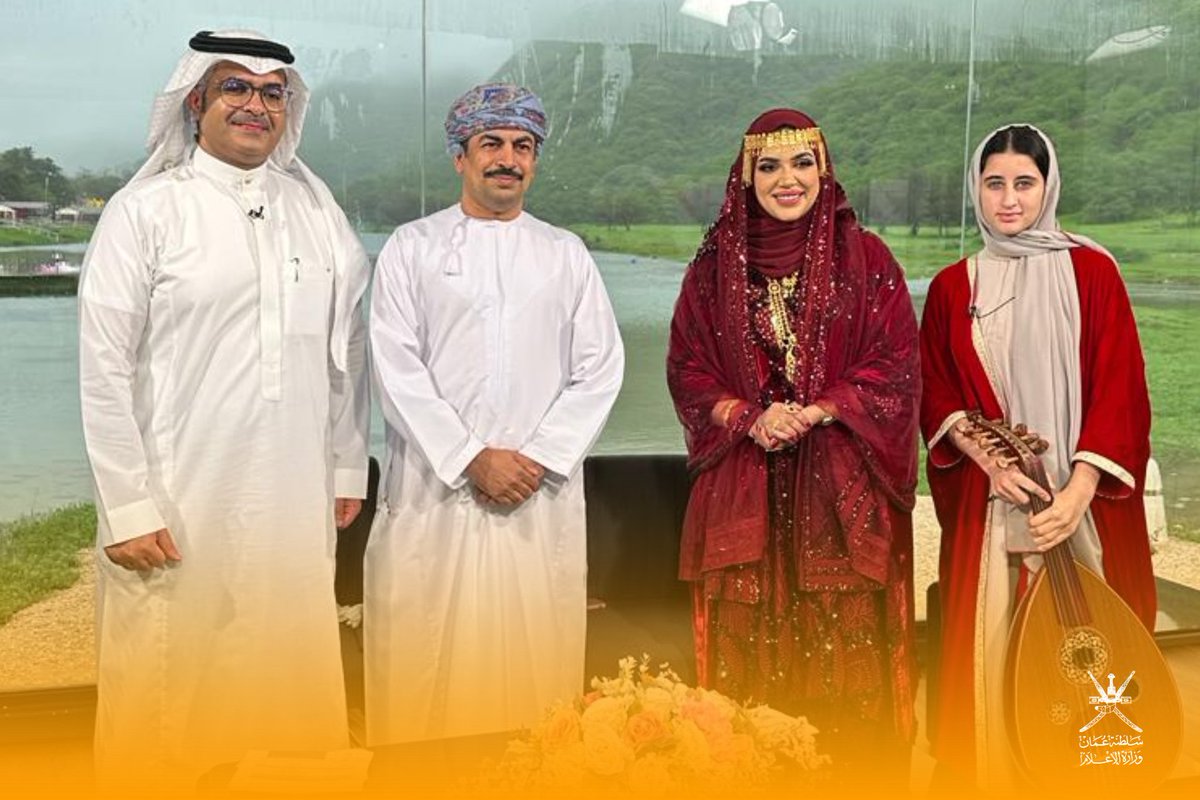 omaninfo1's tweet photo. زيارة معالي الدكتور عبدالله بن ناصر الحراصي وزير الإعلام للاستوديوهات الإذاعية والتلفزيونية ومواقع التصوير الخارجي لبرامج #خريف_ظفار، وذلك ضمن سلسلة زيارات معاليه الميدانية في #محافظة_ظفار. https://t.co/KHbbMKSHZi