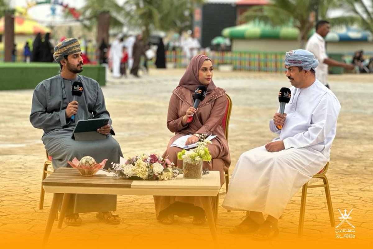 omaninfo1's tweet photo. زيارة معالي الدكتور عبدالله بن ناصر الحراصي وزير الإعلام للاستوديوهات الإذاعية والتلفزيونية ومواقع التصوير الخارجي لبرامج #خريف_ظفار، وذلك ضمن سلسلة زيارات معاليه الميدانية في #محافظة_ظفار. https://t.co/KHbbMKSHZi