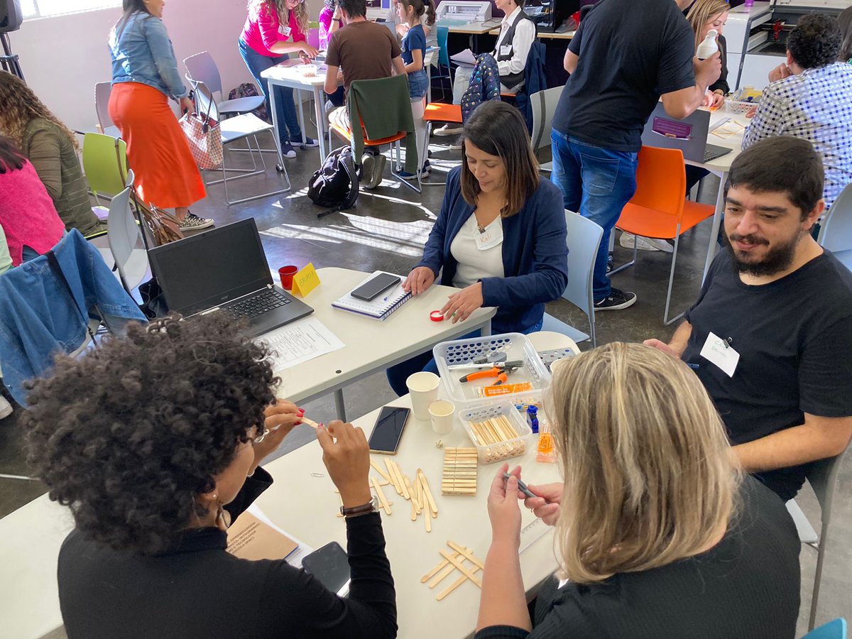 TLTLab's tweet photo. Formadores de professores de Tecnologia e Ciências nas 13 regionais de ensino de São Paulo se reuniram esta semana de novo no #LabSing para um workshop do Programa de Aprendizagem Construcionista: Integrando Tecnologia e Ciências nas Escolas (PAC). (1/4)
📷: @PaolaSalmona https://t.co/TPq18QgFin