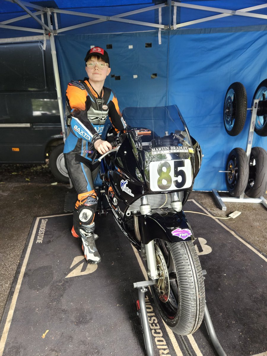 LissyRacing34's tweet photo. Well, here it is, my ride for the Barry Sheen Classic @MountOlivers
The Jetz Technical services @HondaUKBikes VFR750 RC24 from 1986, so it's twice my age 🤣
A massive thanks to everyone who's made this happen at short notice
#Jetz #FWR #MartinBradley #MikeM #CarolineB #mum #dad https://t.co/gHd4gCvGrY