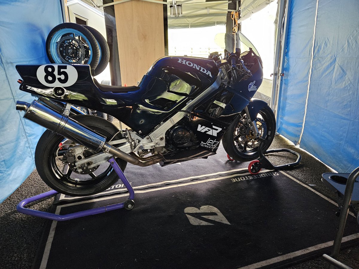 LissyRacing34's tweet photo. Well, here it is, my ride for the Barry Sheen Classic @MountOlivers
The Jetz Technical services @HondaUKBikes VFR750 RC24 from 1986, so it's twice my age 🤣
A massive thanks to everyone who's made this happen at short notice
#Jetz #FWR #MartinBradley #MikeM #CarolineB #mum #dad https://t.co/gHd4gCvGrY